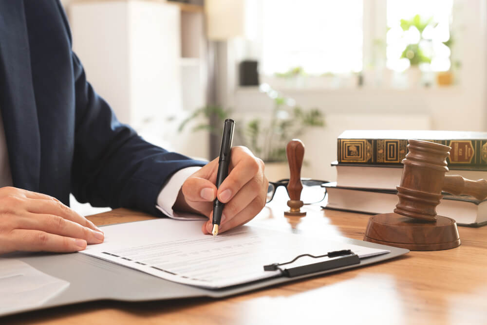 How do lawyers negotiate settlements vs litigation?